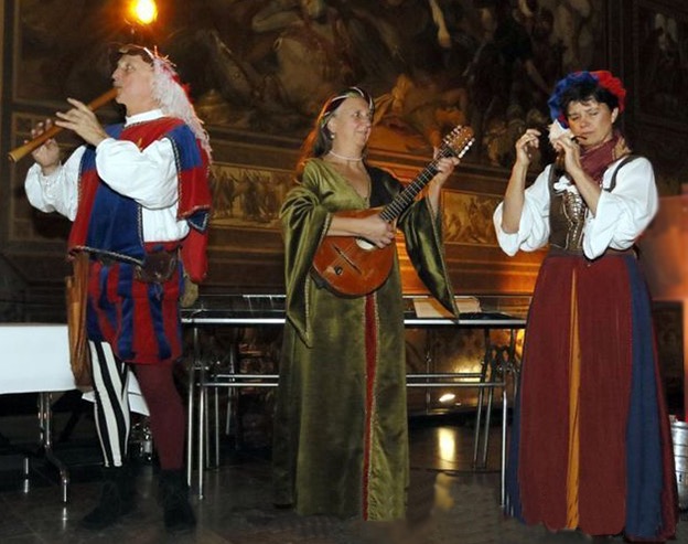 Vor historischer Kulisse